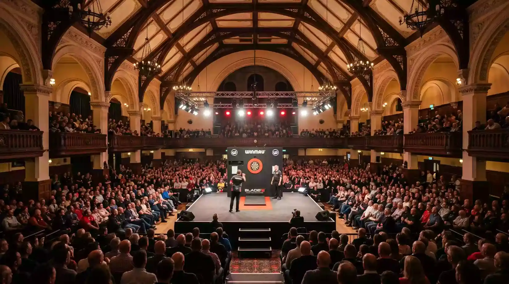 Atmosphäre im Alexandra Palace während eines Darts-WM-Abends mit Publikum und Bühnenbeleuchtung