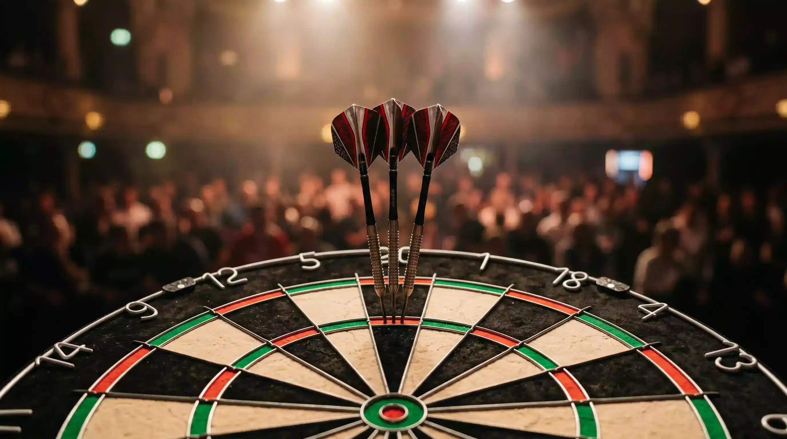 Dartboard-Nahaufnahme mit Pfeilen im Alexandra Palace während der PDC Darts Weltmeisterschaft